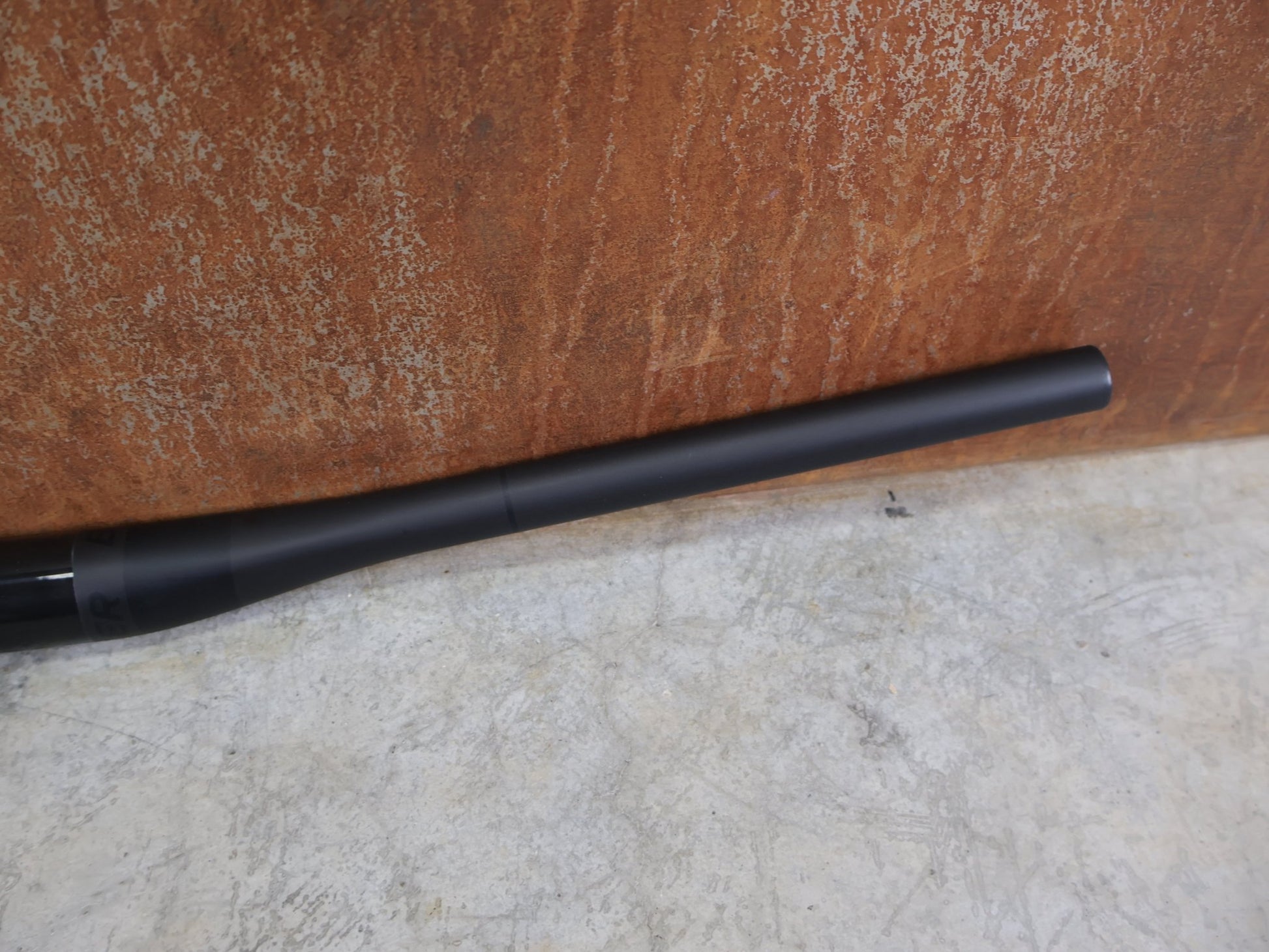 Lenker von Bontrager, BONTRAGER KOVEE XXX CARBON 35 MTB - LENKER – 720 MM / 35 MM KLEMMUNG / 133 G vor USEDBIKES - OB.DE Hintergrund