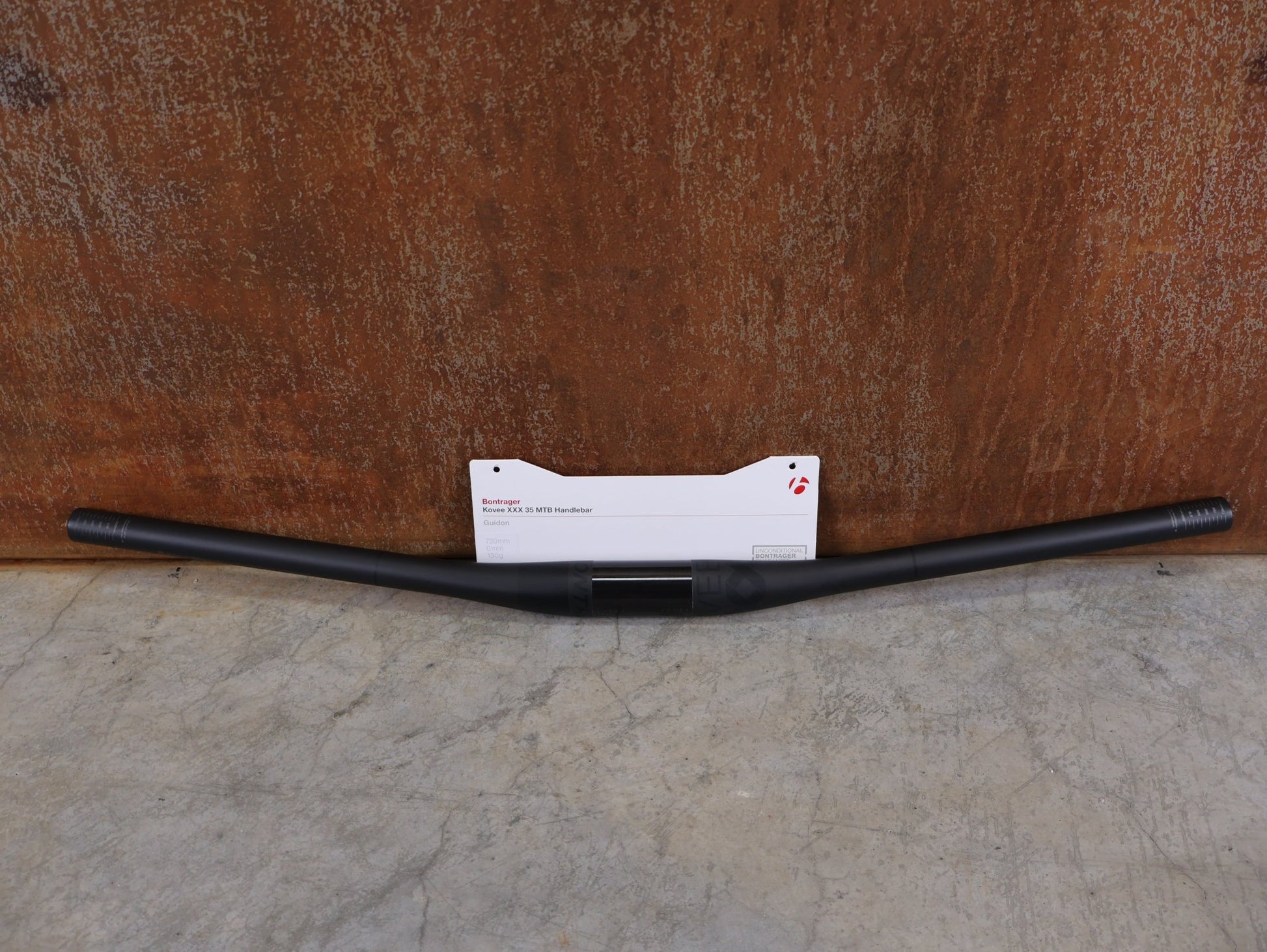 Lenker von Bontrager, BONTRAGER KOVEE XXX CARBON 35 MTB - LENKER – 720 MM / 35 MM KLEMMUNG / 133 G vor USEDBIKES - OB.DE Hintergrund