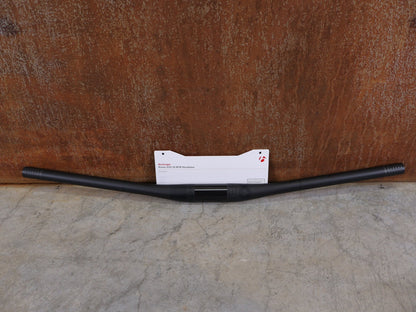 Lenker von Bontrager, BONTRAGER KOVEE XXX CARBON 35 MTB - LENKER – 720 MM / 35 MM KLEMMUNG / 133 G vor USEDBIKES - OB.DE Hintergrund