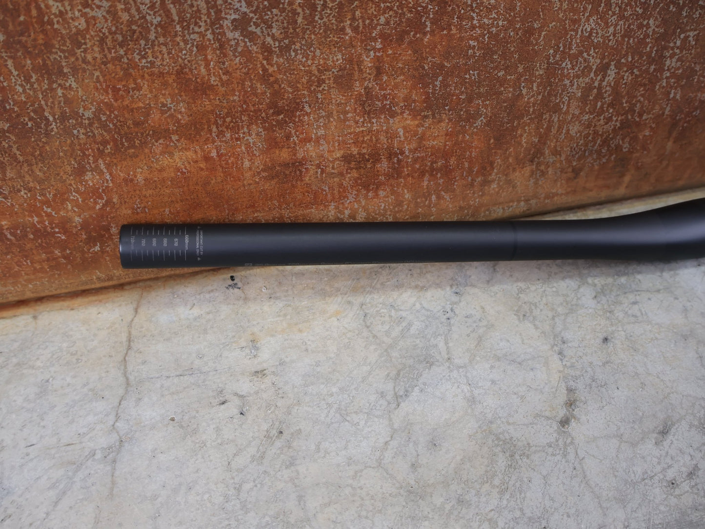 Lenker von Bontrager, BONTRAGER KOVEE XXX CARBON 35 MTB - LENKER – 720 MM / 35 MM KLEMMUNG / 133 G vor USEDBIKES - OB.DE Hintergrund