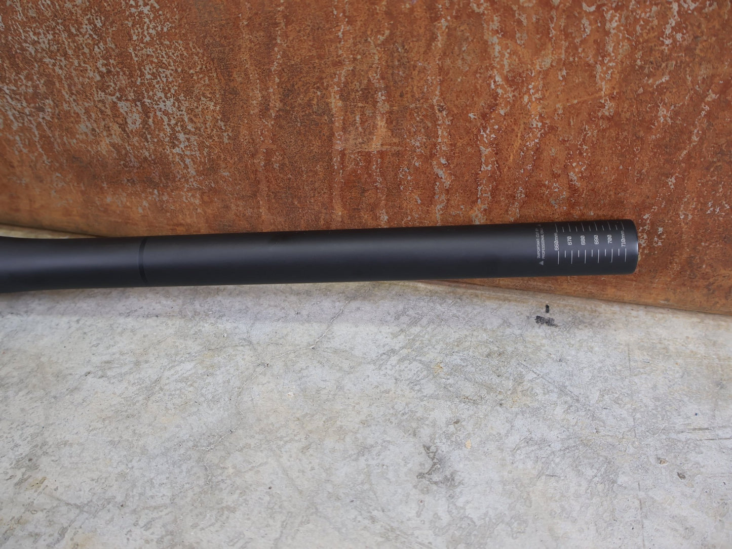 Lenker von Bontrager, BONTRAGER KOVEE XXX CARBON 35 MTB - LENKER – 720 MM / 35 MM KLEMMUNG / 133 G vor USEDBIKES - OB.DE Hintergrund