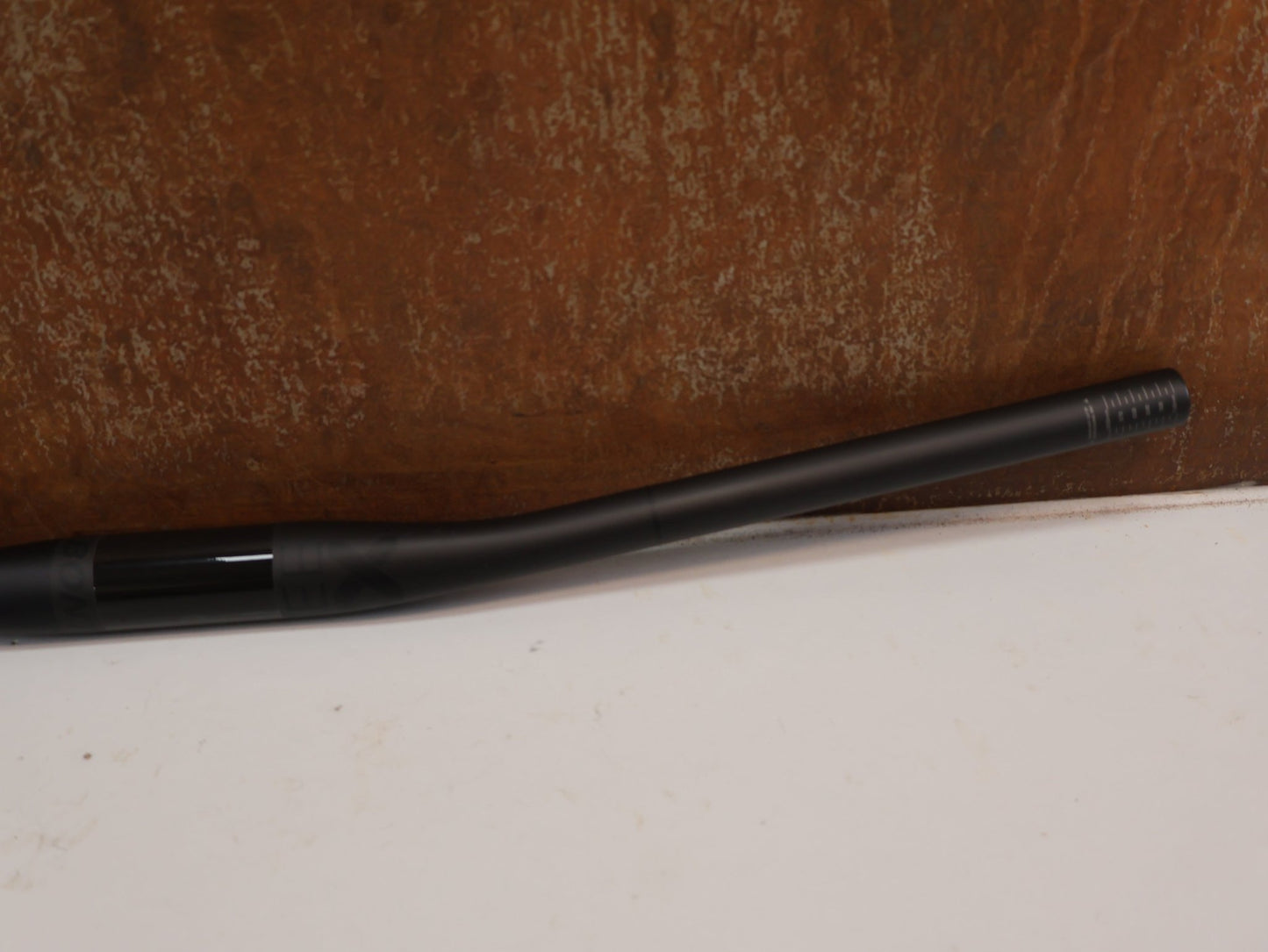 Lenker von Bontrager, BONTRAGER KOVEE XXX CARBON 35 MTB-LENKER 720 MM / 35 MM KLEMMUNG / 133 G vor USEDBIKES-OB.DE Hintergrund