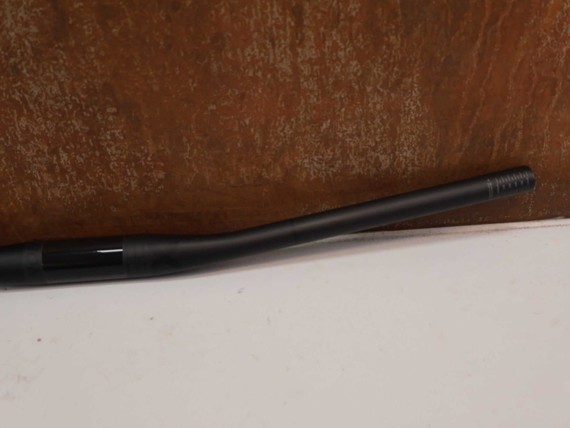 Lenker von Bontrager, BONTRAGER KOVEE XXX CARBON 35 MTB-LENKER 720 MM / 35 MM KLEMMUNG / 133 G vor USEDBIKES-OB.DE Hintergrund