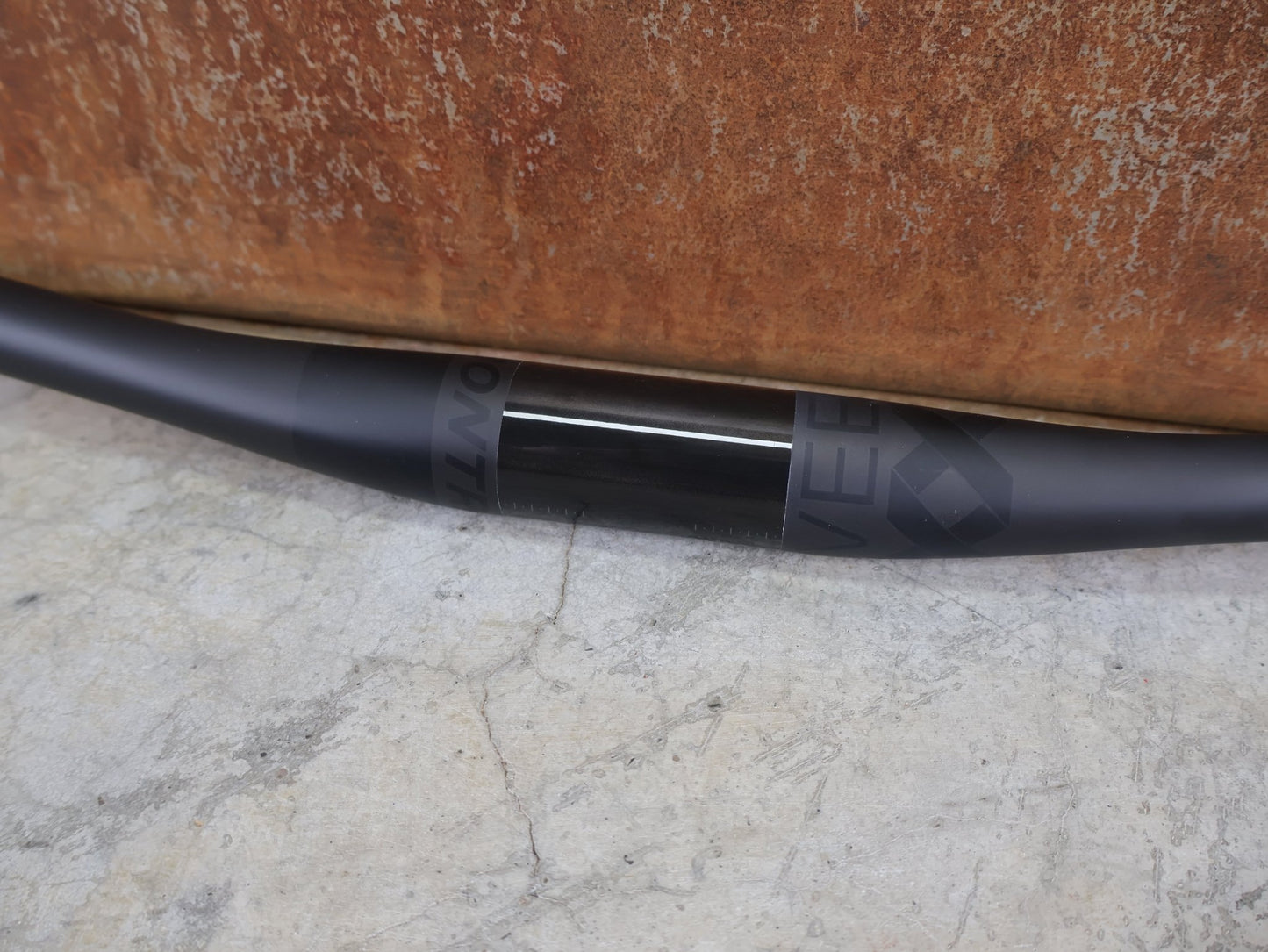 Lenker von Bontrager, BONTRAGER KOVEE XXX CARBON 35 MTB - LENKER – 720 MM / 35 MM KLEMMUNG / 133 G vor USEDBIKES - OB.DE Hintergrund