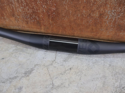 Lenker von Bontrager, BONTRAGER KOVEE XXX CARBON 35 MTB - LENKER – 720 MM / 35 MM KLEMMUNG / 133 G vor USEDBIKES - OB.DE Hintergrund