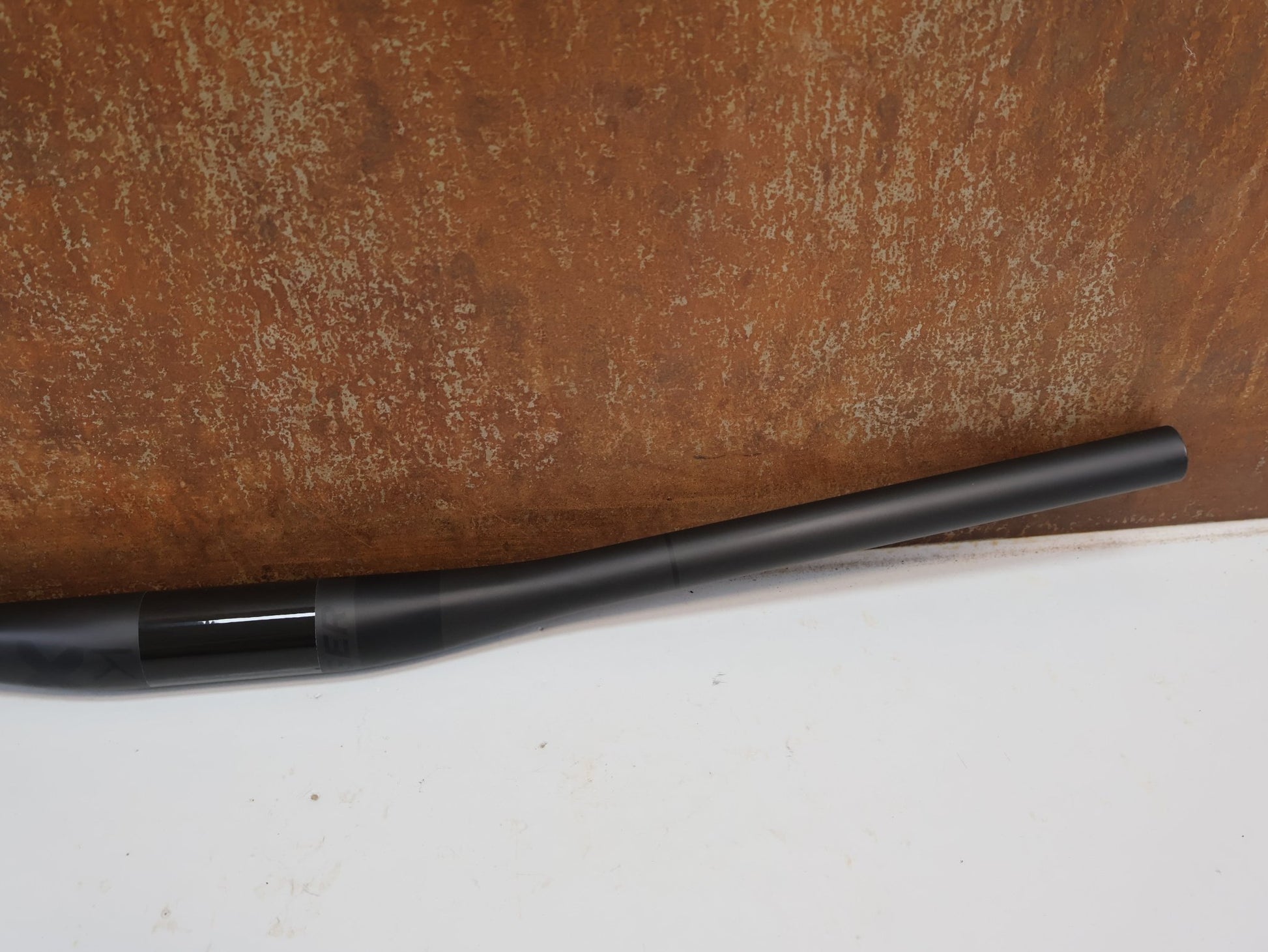 Lenker von Bontrager, BONTRAGER KOVEE XXX CARBON 35 MTB-LENKER 720 MM / 35 MM KLEMMUNG / 133 G vor USEDBIKES-OB.DE Hintergrund