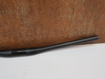 Lenker von Bontrager, BONTRAGER KOVEE XXX CARBON 35 MTB-LENKER 720 MM / 35 MM KLEMMUNG / 133 G vor USEDBIKES-OB.DE Hintergrund