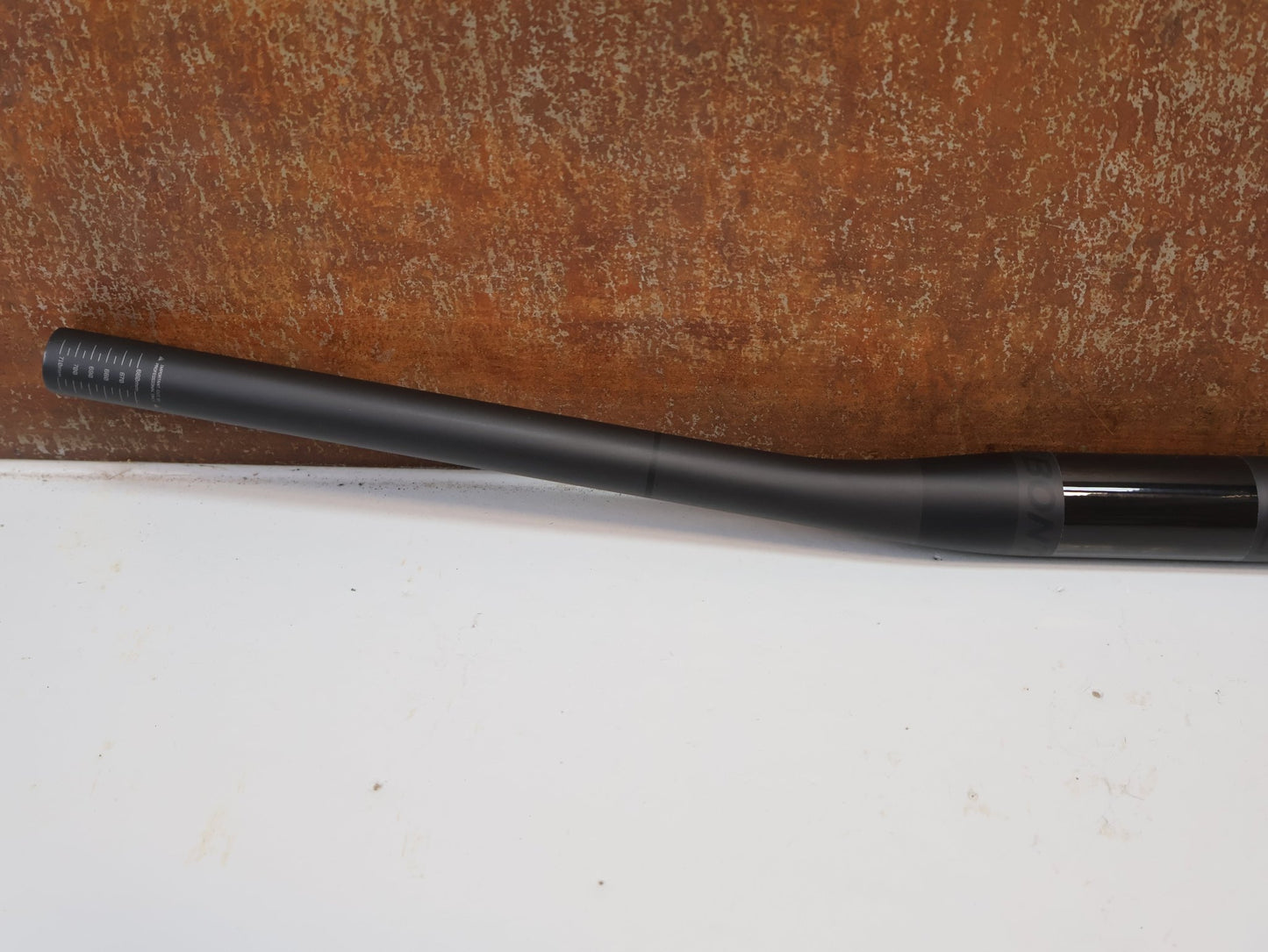 Lenker von Bontrager, BONTRAGER KOVEE XXX CARBON 35 MTB-LENKER 720 MM / 35 MM KLEMMUNG / 133 G vor USEDBIKES-OB.DE Hintergrund