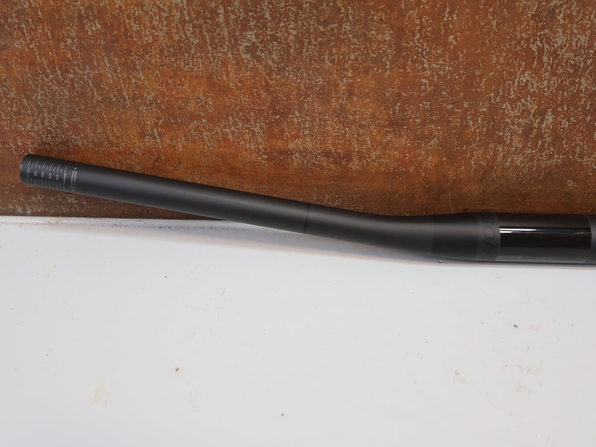 Lenker von Bontrager, BONTRAGER KOVEE XXX CARBON 35 MTB-LENKER 720 MM / 35 MM KLEMMUNG / 133 G vor USEDBIKES-OB.DE Hintergrund