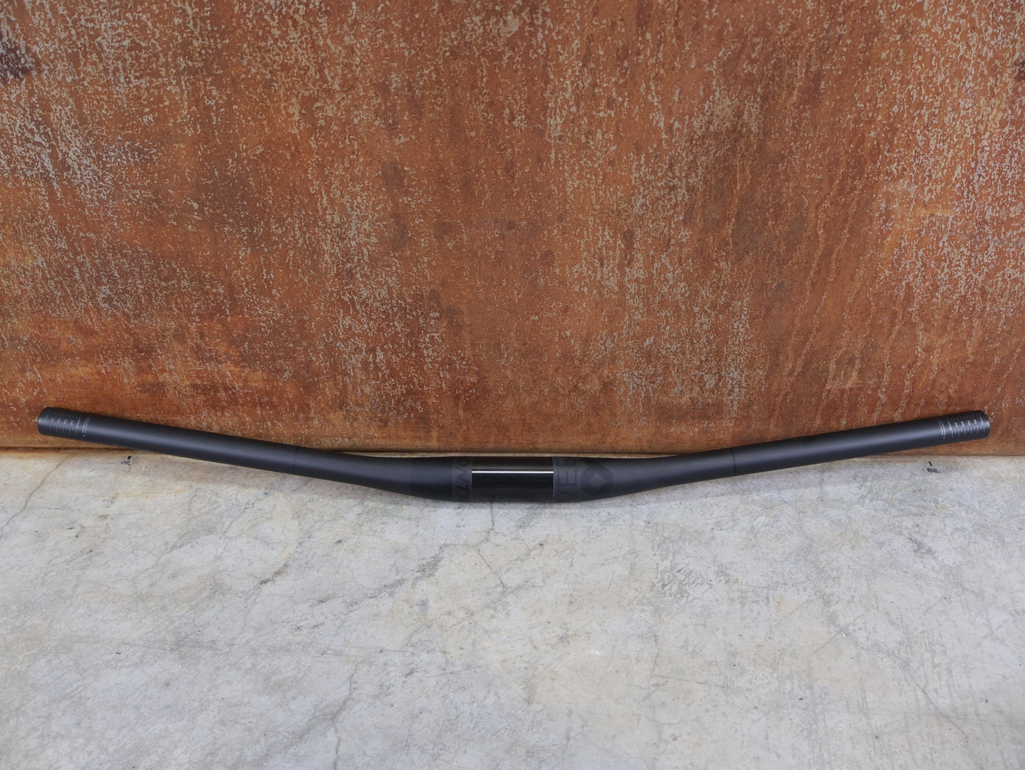 Lenker von Bontrager, BONTRAGER KOVEE XXX CARBON 35 MTB - LENKER – 720 MM / 35 MM KLEMMUNG / 133 G vor USEDBIKES - OB.DE Hintergrund