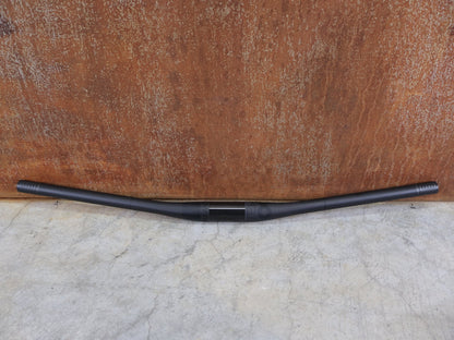 Lenker von Bontrager, BONTRAGER KOVEE XXX CARBON 35 MTB - LENKER – 720 MM / 35 MM KLEMMUNG / 133 G vor USEDBIKES - OB.DE Hintergrund