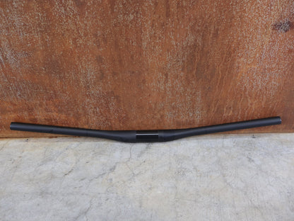 Lenker von Bontrager, BONTRAGER KOVEE XXX CARBON 35 MTB - LENKER – 720 MM / 35 MM KLEMMUNG / 133 G vor USEDBIKES - OB.DE Hintergrund