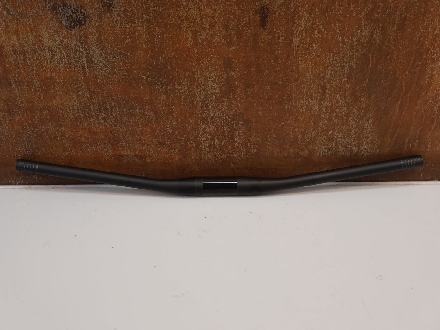 Lenker von Bontrager, BONTRAGER KOVEE XXX CARBON 35 MTB-LENKER 720 MM / 35 MM KLEMMUNG / 133 G vor USEDBIKES-OB.DE Hintergrund