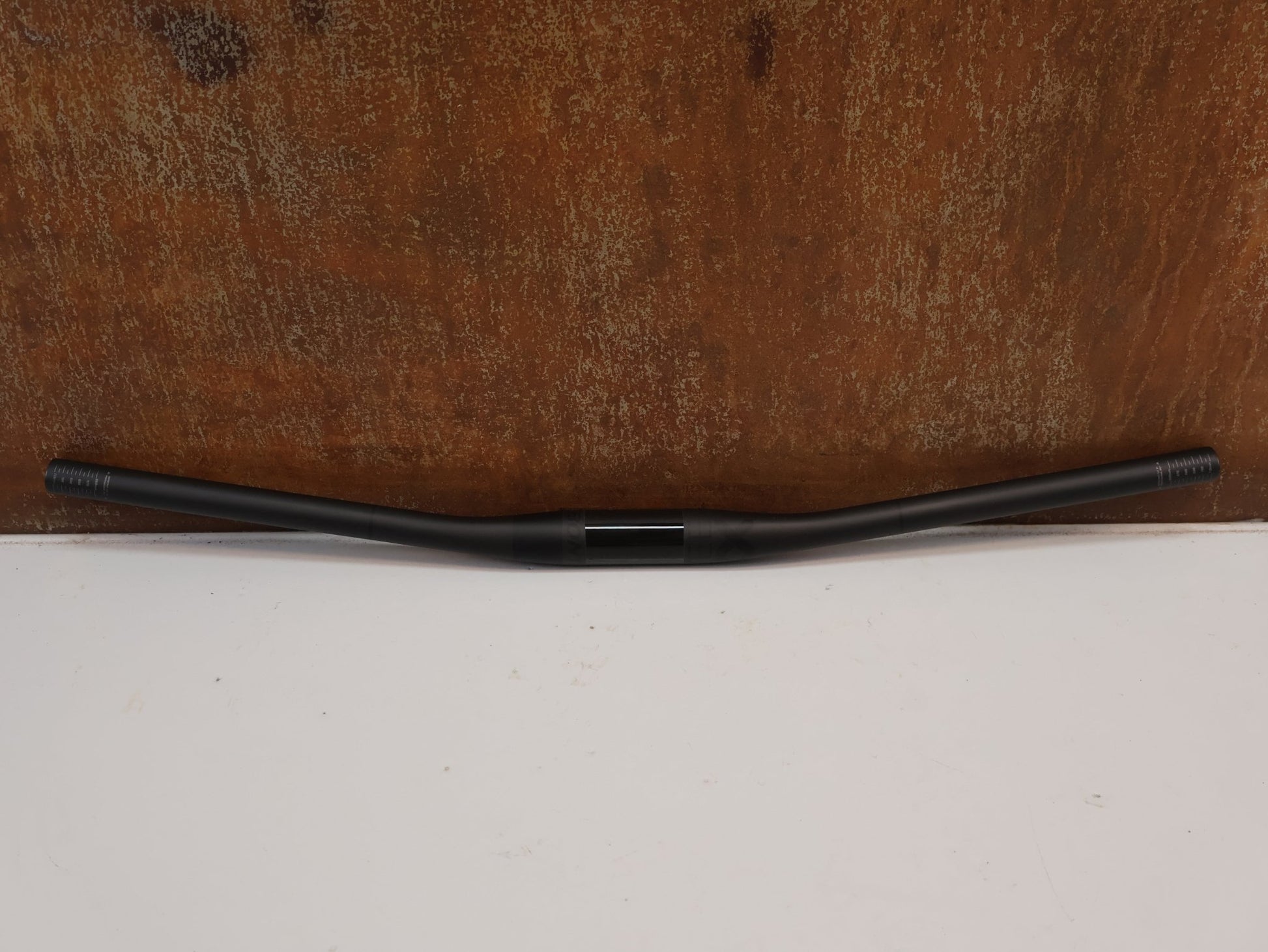 Lenker von Bontrager, BONTRAGER KOVEE XXX CARBON 35 MTB-LENKER 720 MM / 35 MM KLEMMUNG / 133 G vor USEDBIKES-OB.DE Hintergrund