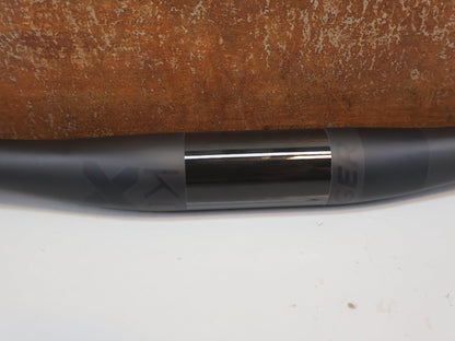 Lenker von Bontrager, BONTRAGER KOVEE XXX CARBON 35 MTB-LENKER 720 MM / 35 MM KLEMMUNG / 133 G vor USEDBIKES-OB.DE Hintergrund