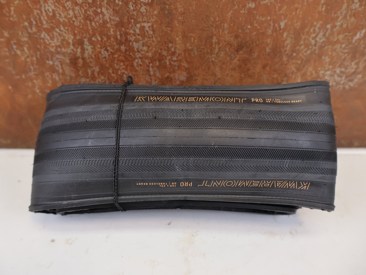 Reifen von Bontrager, BONTRAGER KWAREMONT PRO TLR RENNRADREIFEN 700X35C vor USEDBIKES-OB.DE Hintergrund