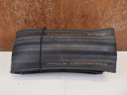 Reifen von Bontrager, BONTRAGER KWAREMONT PRO TLR RENNRADREIFEN 700X35C vor USEDBIKES-OB.DE Hintergrund