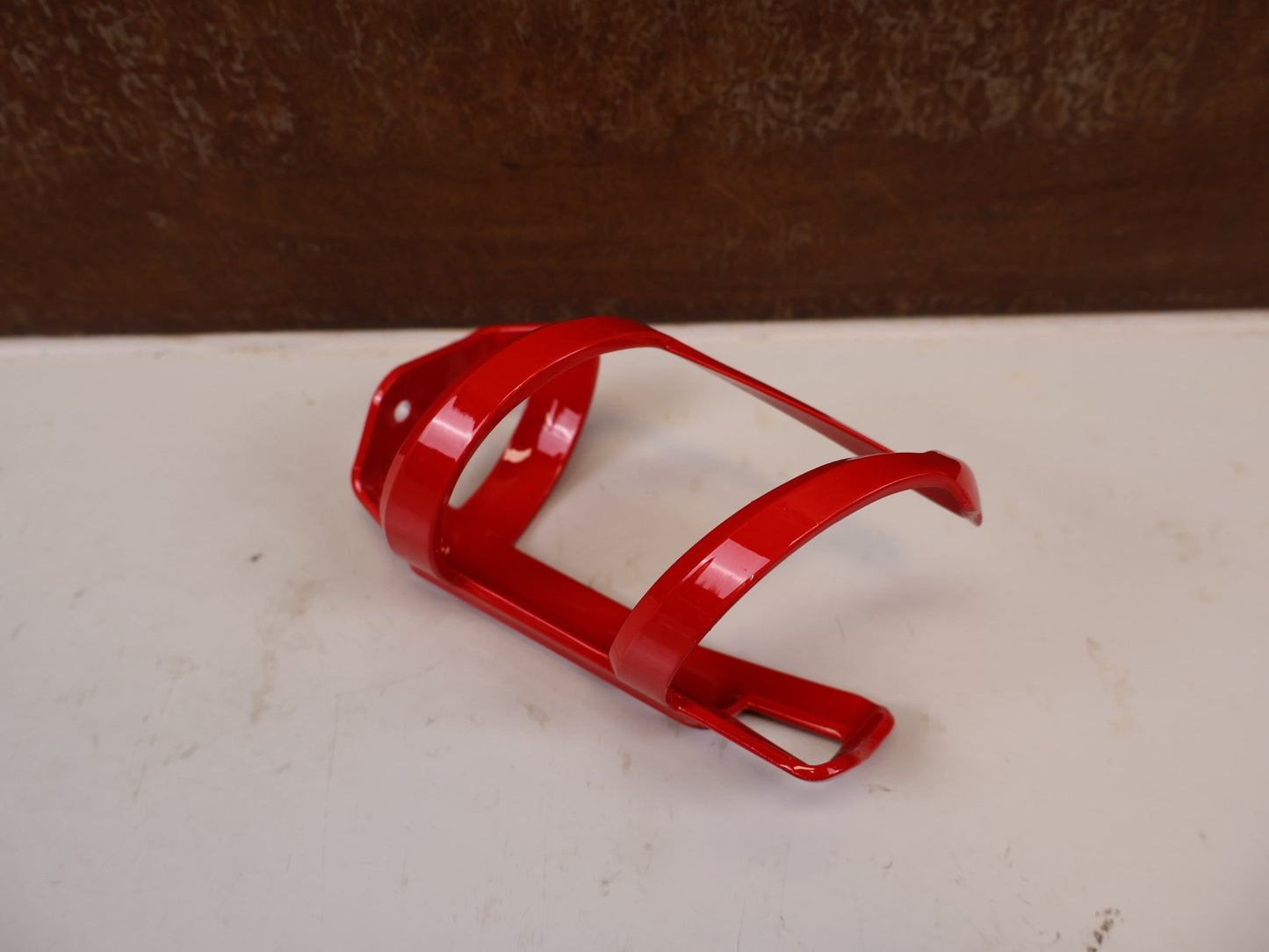 Trinkflaschen und Halter von Bontrager, BONTRAGER LEFT SIDE LOAD FLASCHENHALTER RED RECYCLED vor USEDBIKES-OB.DE Hintergrund