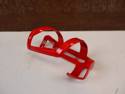 Trinkflaschen und Halter von Bontrager, BONTRAGER LEFT SIDE LOAD FLASCHENHALTER RED RECYCLED vor USEDBIKES-OB.DE Hintergrund