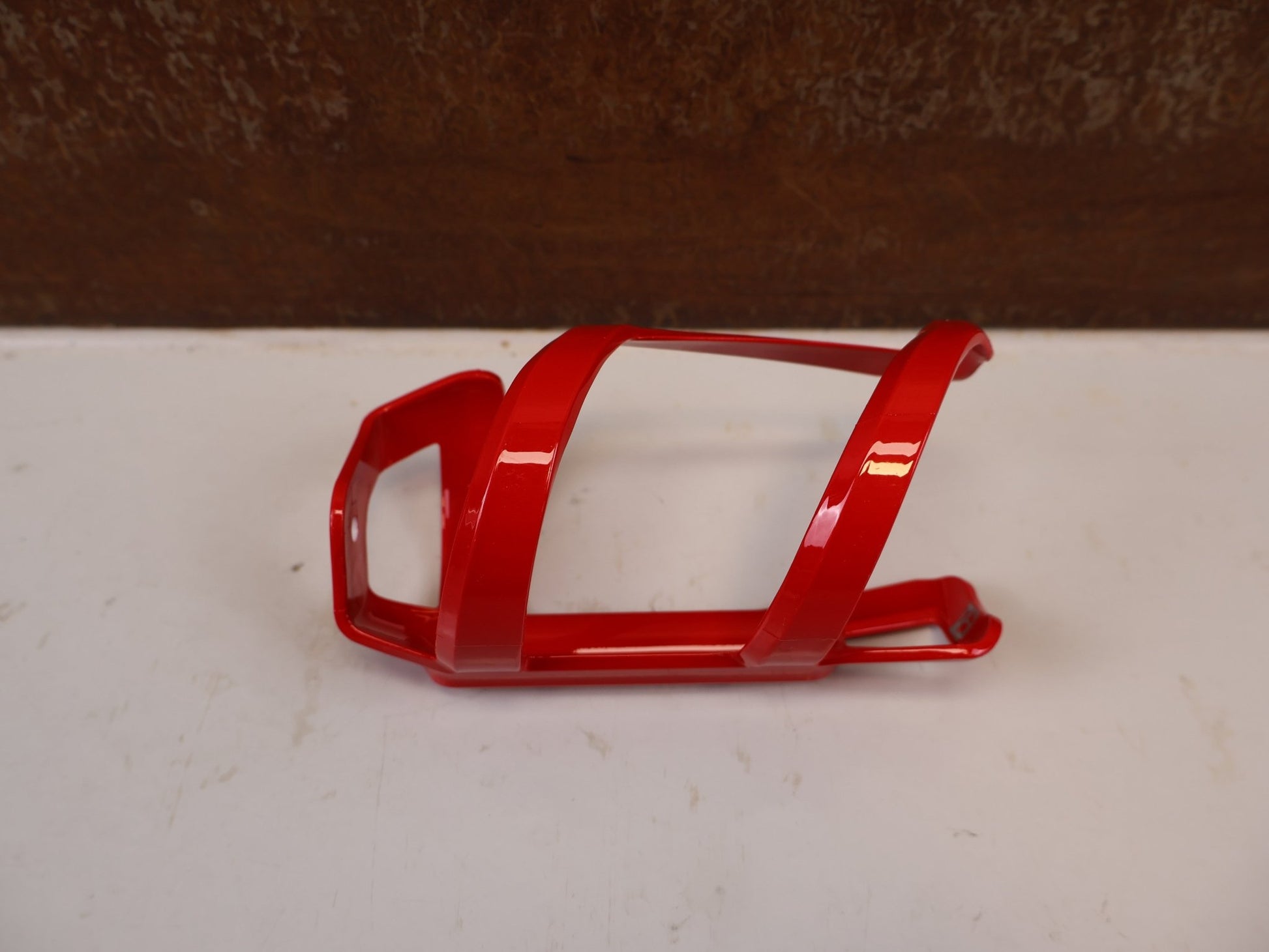 Trinkflaschen und Halter von Bontrager, BONTRAGER LEFT SIDE LOAD FLASCHENHALTER RED RECYCLED vor USEDBIKES-OB.DE Hintergrund