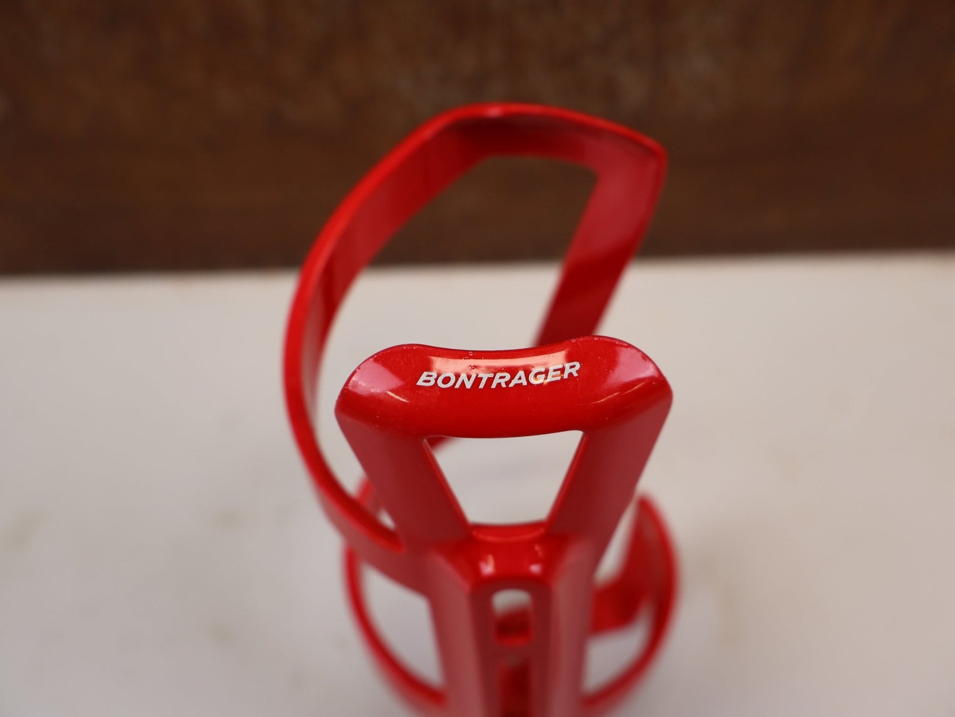Trinkflaschen und Halter von Bontrager, BONTRAGER LEFT SIDE LOAD FLASCHENHALTER RED RECYCLED vor USEDBIKES-OB.DE Hintergrund