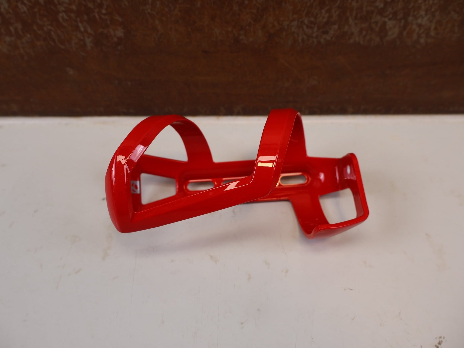 Trinkflaschen und Halter von Bontrager, BONTRAGER LEFT SIDE LOAD FLASCHENHALTER RED RECYCLED vor USEDBIKES-OB.DE Hintergrund