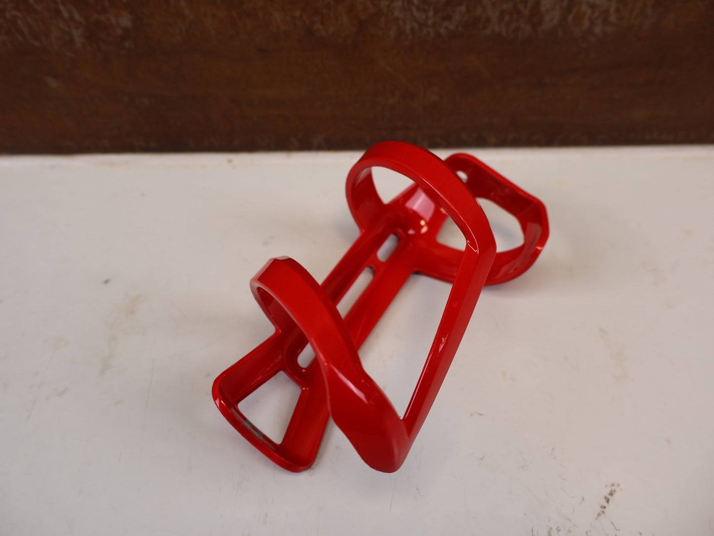 Trinkflaschen und Halter von Bontrager, BONTRAGER LEFT SIDE LOAD FLASCHENHALTER RED RECYCLED vor USEDBIKES-OB.DE Hintergrund