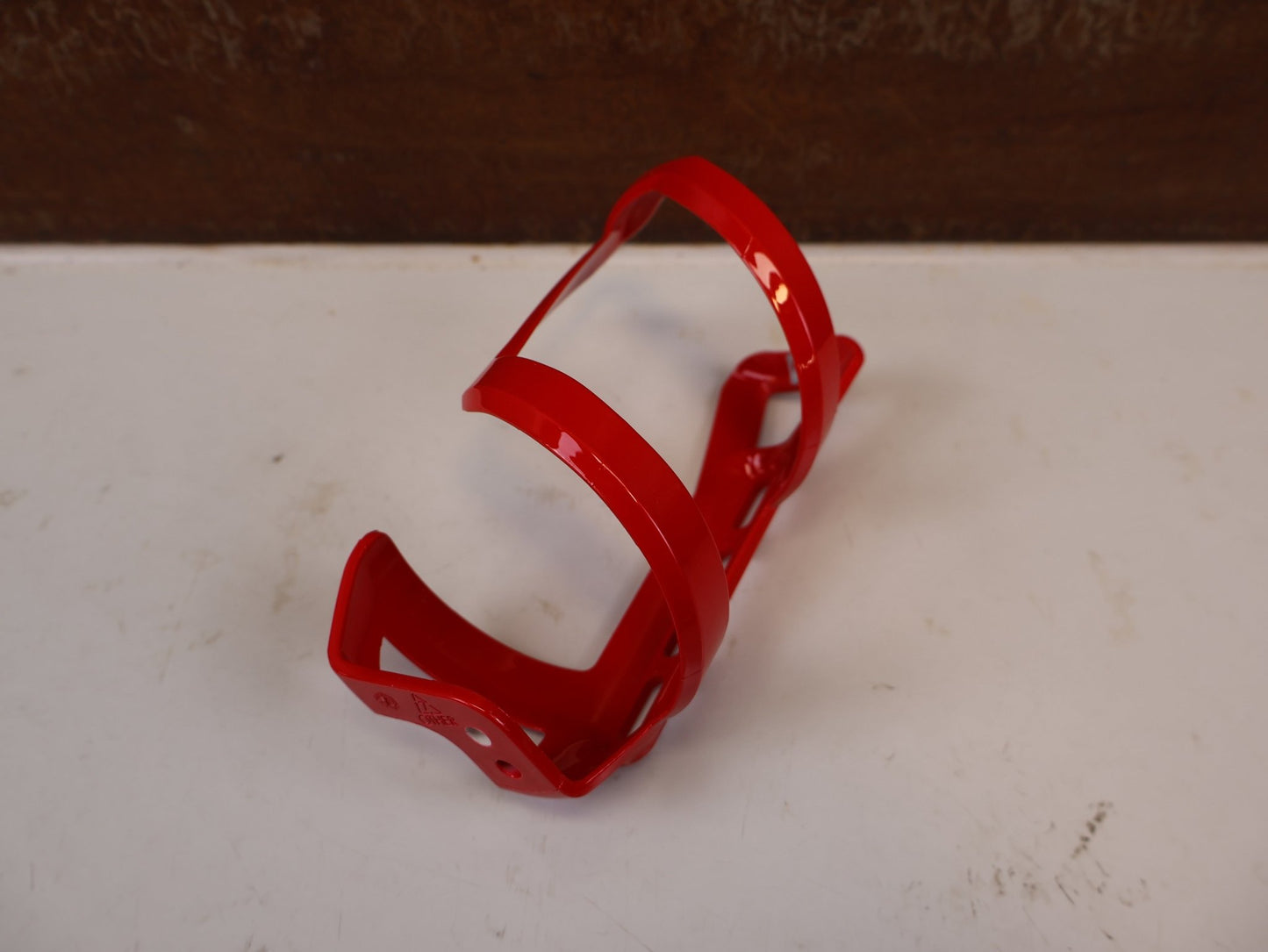 Trinkflaschen und Halter von Bontrager, BONTRAGER LEFT SIDE LOAD FLASCHENHALTER RED RECYCLED vor USEDBIKES-OB.DE Hintergrund