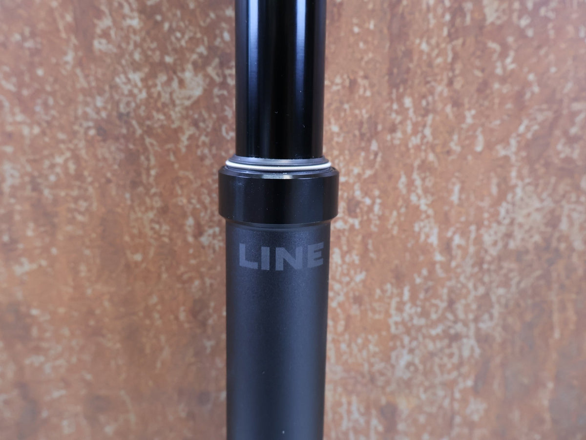 Sattelstütze von Bontrager, BONTRAGER LINE 34.9 VARIOSATTELSTÜTZE 200 MM HUB vor USEDBIKES-OB.DE Hintergrund