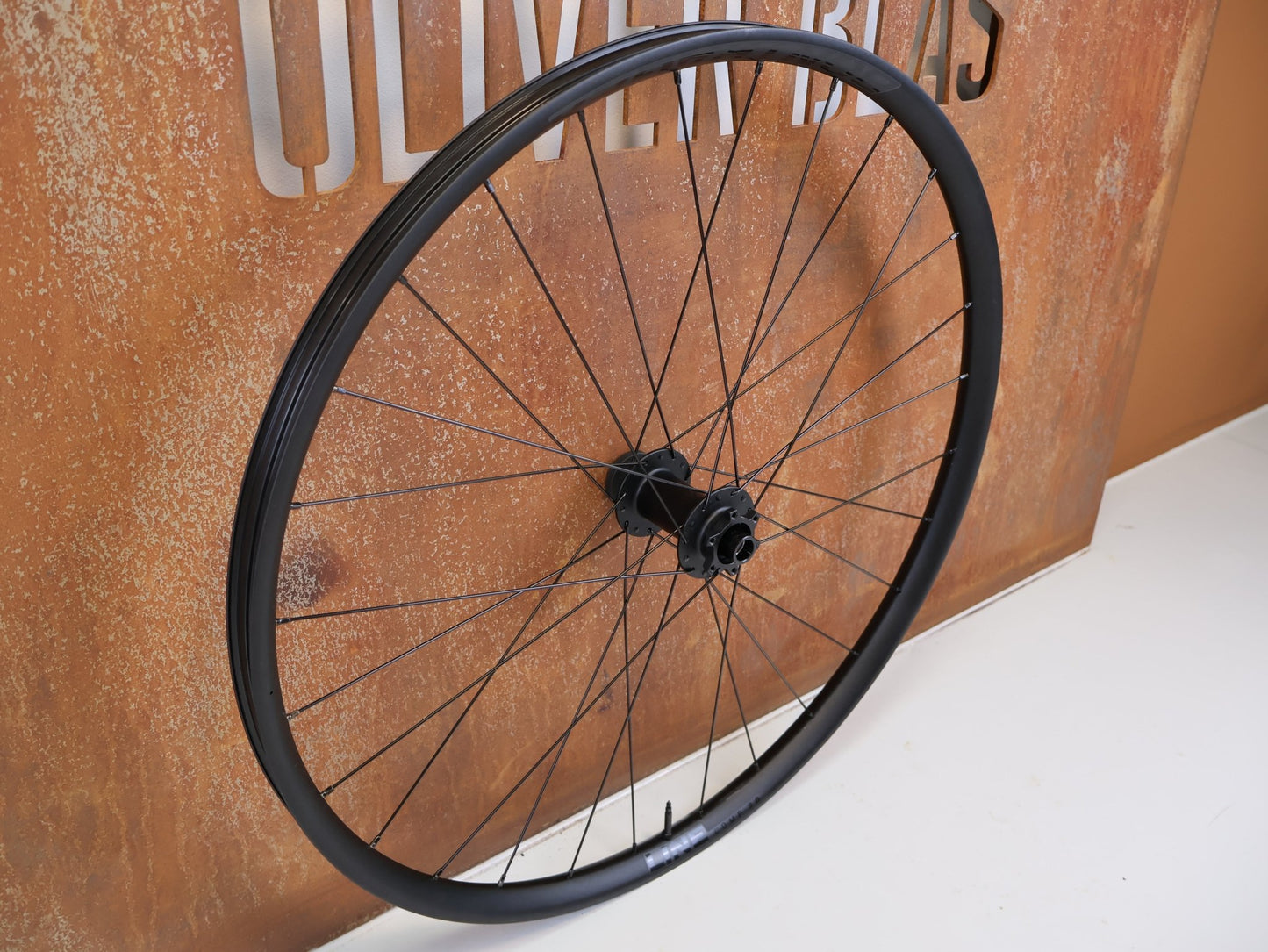 Laufrad/Laufradsatz von Bontrager, BONTRAGER LINE COMP 30 BOOST 29 MTB LAUFRADSATZ MICROSPLINE vor USEDBIKES-OB.DE Hintergrund