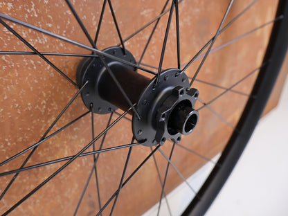 Laufrad/Laufradsatz von Bontrager, BONTRAGER LINE COMP 30 BOOST 29 MTB LAUFRADSATZ MICROSPLINE vor USEDBIKES-OB.DE Hintergrund