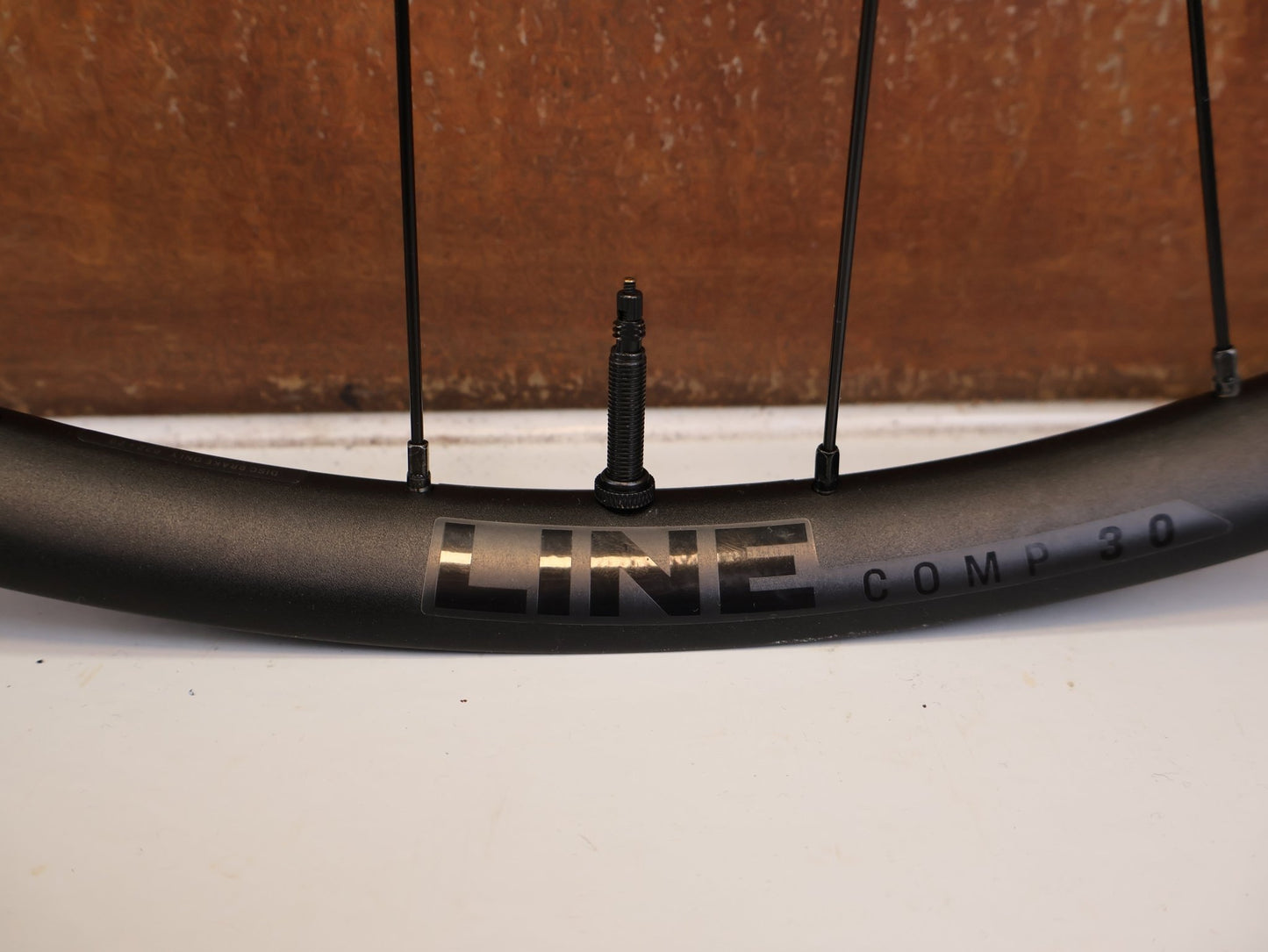 Laufrad/Laufradsatz von Bontrager, BONTRAGER LINE COMP 30 BOOST 29 MTB LAUFRADSATZ MICROSPLINE vor USEDBIKES-OB.DE Hintergrund