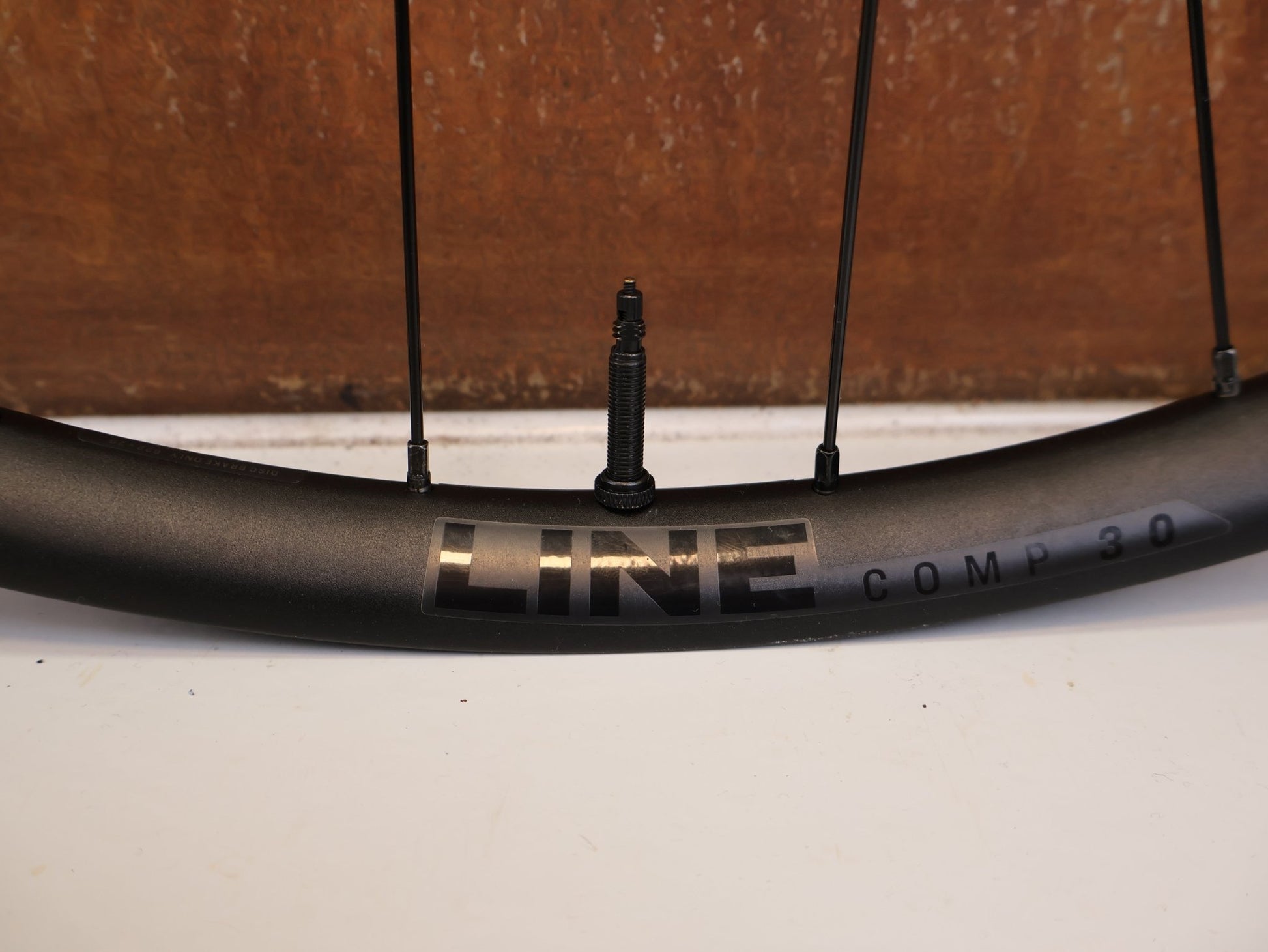 Laufrad/Laufradsatz von Bontrager, BONTRAGER LINE COMP 30 BOOST 29 MTB LAUFRADSATZ MICROSPLINE vor USEDBIKES-OB.DE Hintergrund