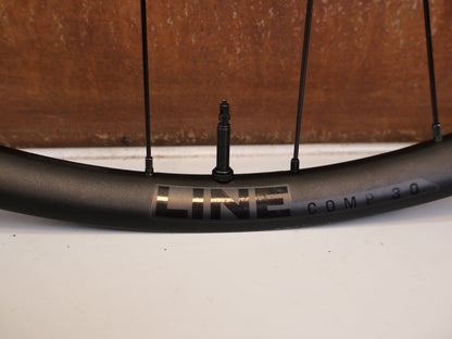 Laufrad/Laufradsatz von Bontrager, BONTRAGER LINE COMP 30 BOOST 29 MTB LAUFRADSATZ MICROSPLINE vor USEDBIKES-OB.DE Hintergrund