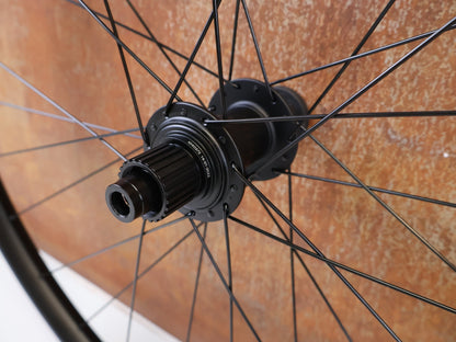 Laufrad/Laufradsatz von Bontrager, BONTRAGER LINE COMP 30 BOOST 29 MTB LAUFRADSATZ MICROSPLINE vor USEDBIKES-OB.DE Hintergrund