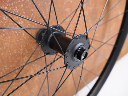Laufrad/Laufradsatz von Bontrager, BONTRAGER LINE COMP 30 BOOST 29 MTB LAUFRADSATZ MICROSPLINE vor USEDBIKES-OB.DE Hintergrund