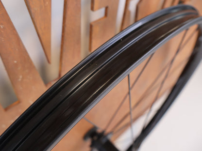 Laufrad/Laufradsatz von Bontrager, BONTRAGER LINE COMP 30 BOOST 29 MTB LAUFRADSATZ MICROSPLINE vor USEDBIKES-OB.DE Hintergrund