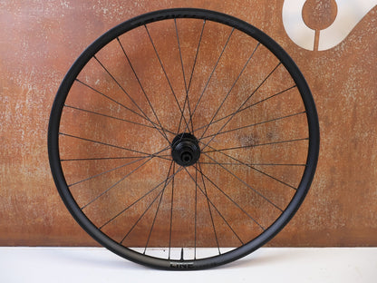 Laufrad/Laufradsatz von Bontrager, BONTRAGER LINE COMP 30 BOOST 29 MTB LAUFRADSATZ MICROSPLINE vor USEDBIKES-OB.DE Hintergrund