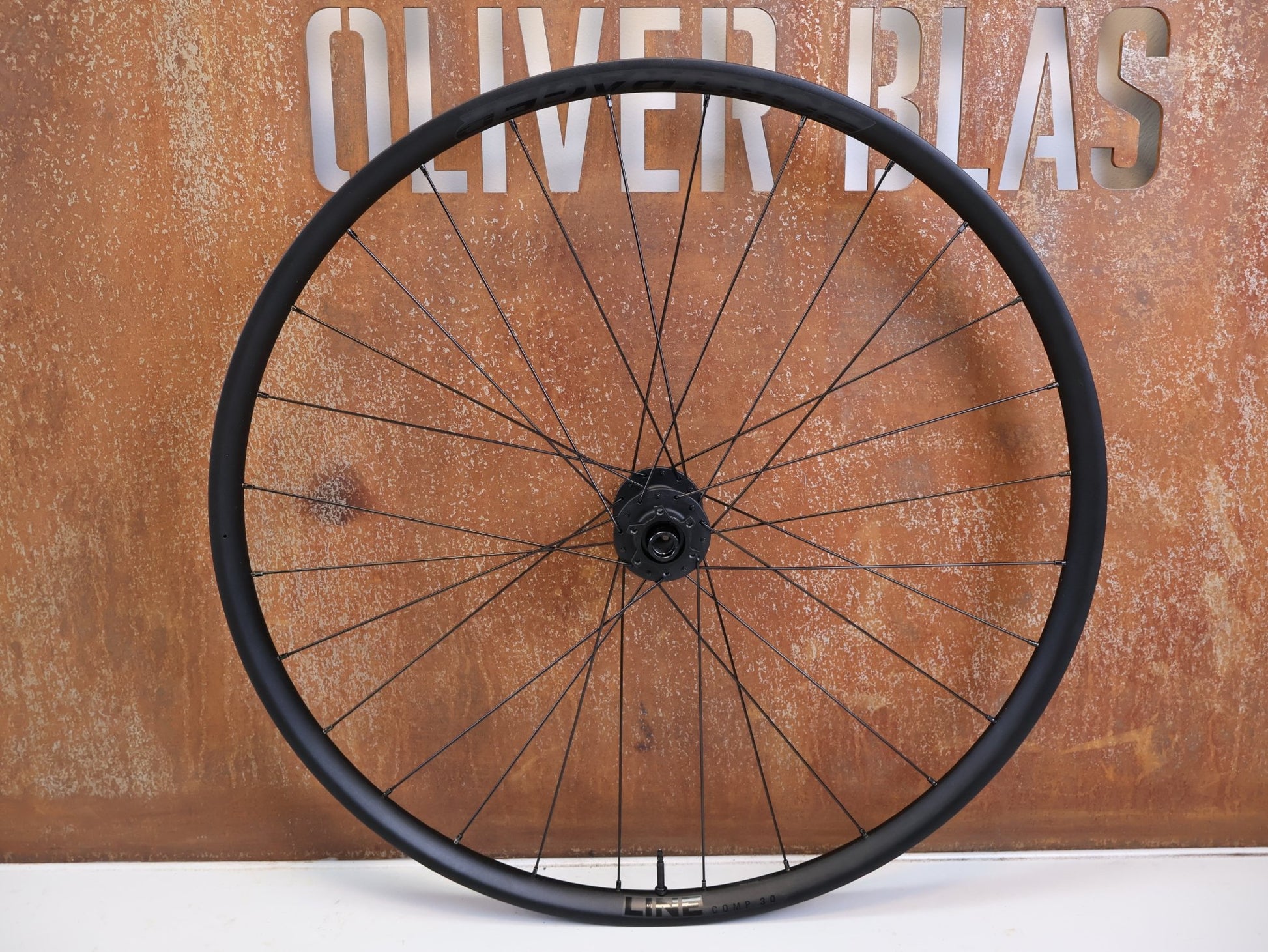 Laufrad/Laufradsatz von Bontrager, BONTRAGER LINE COMP 30 BOOST 29 MTB LAUFRADSATZ MICROSPLINE vor USEDBIKES-OB.DE Hintergrund