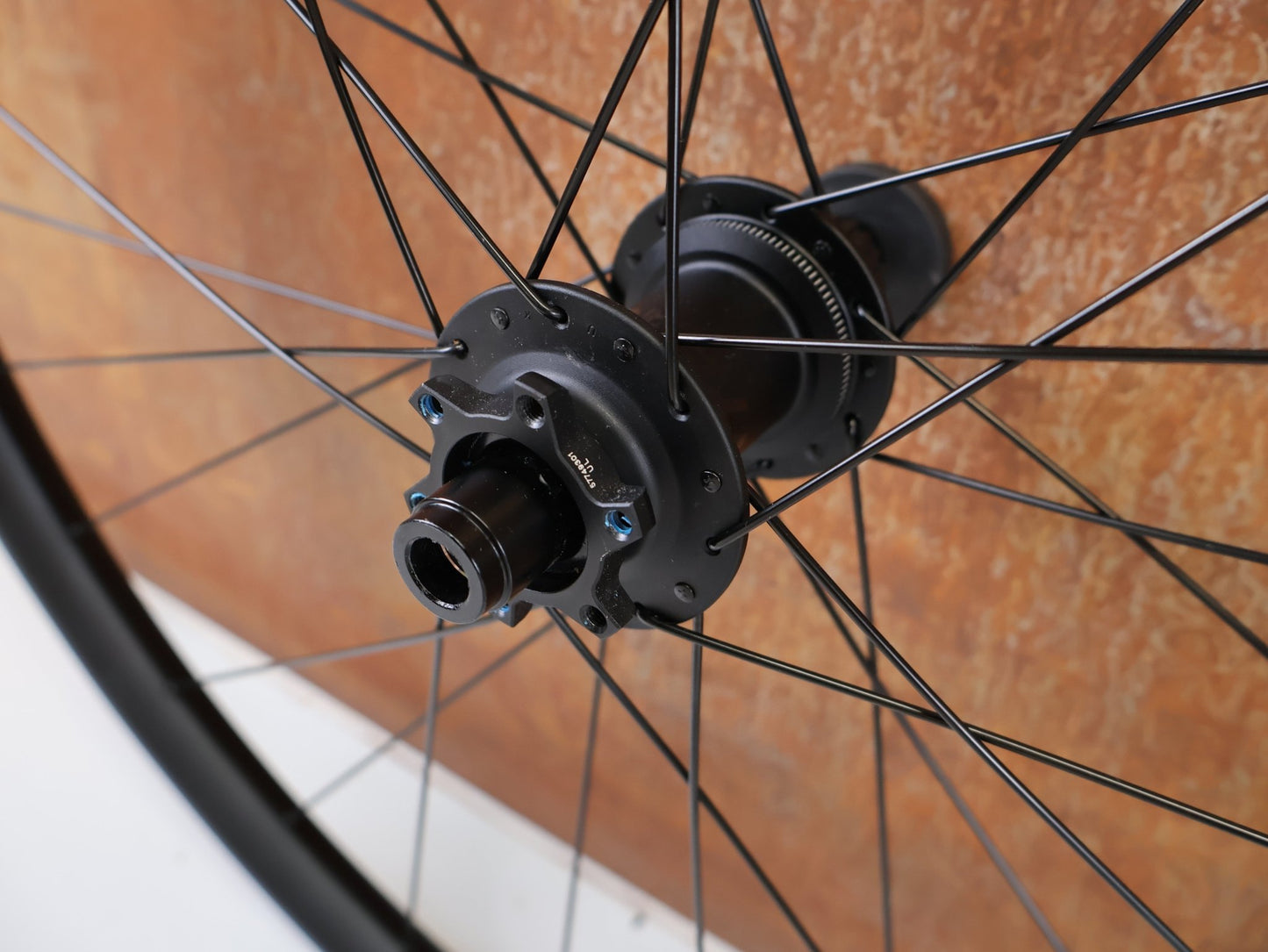 Laufrad/Laufradsatz von Bontrager, BONTRAGER LINE COMP 30 BOOST 29 MTB LAUFRADSATZ MICROSPLINE vor USEDBIKES-OB.DE Hintergrund