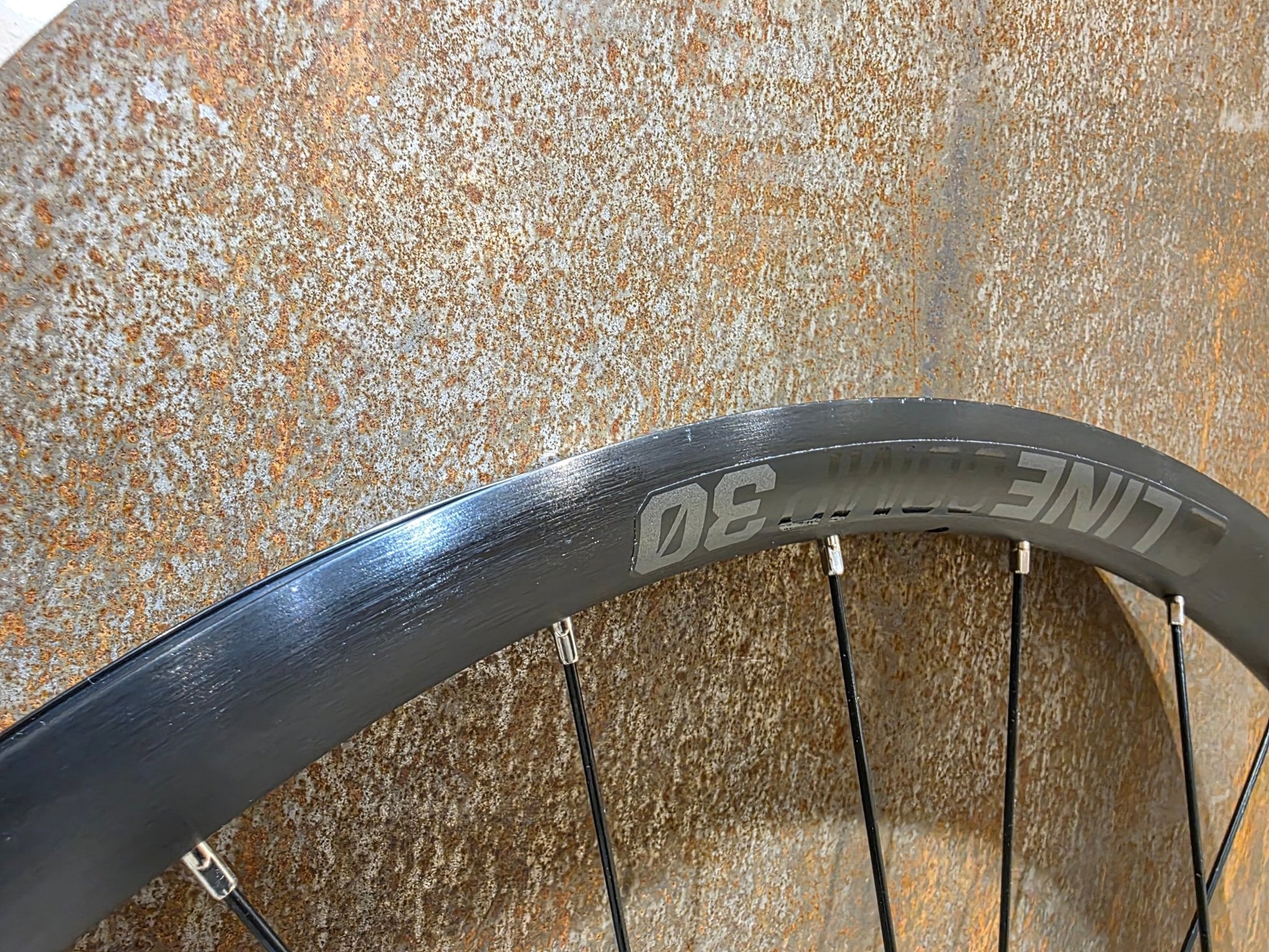 Laufrad/Laufradsatz von Bontrager, BONTRAGER LINE COMP 30 TLR 27.5 MTB HINTERRAD 142MM DISC vor USEDBIKES - OB.DE Hintergrund