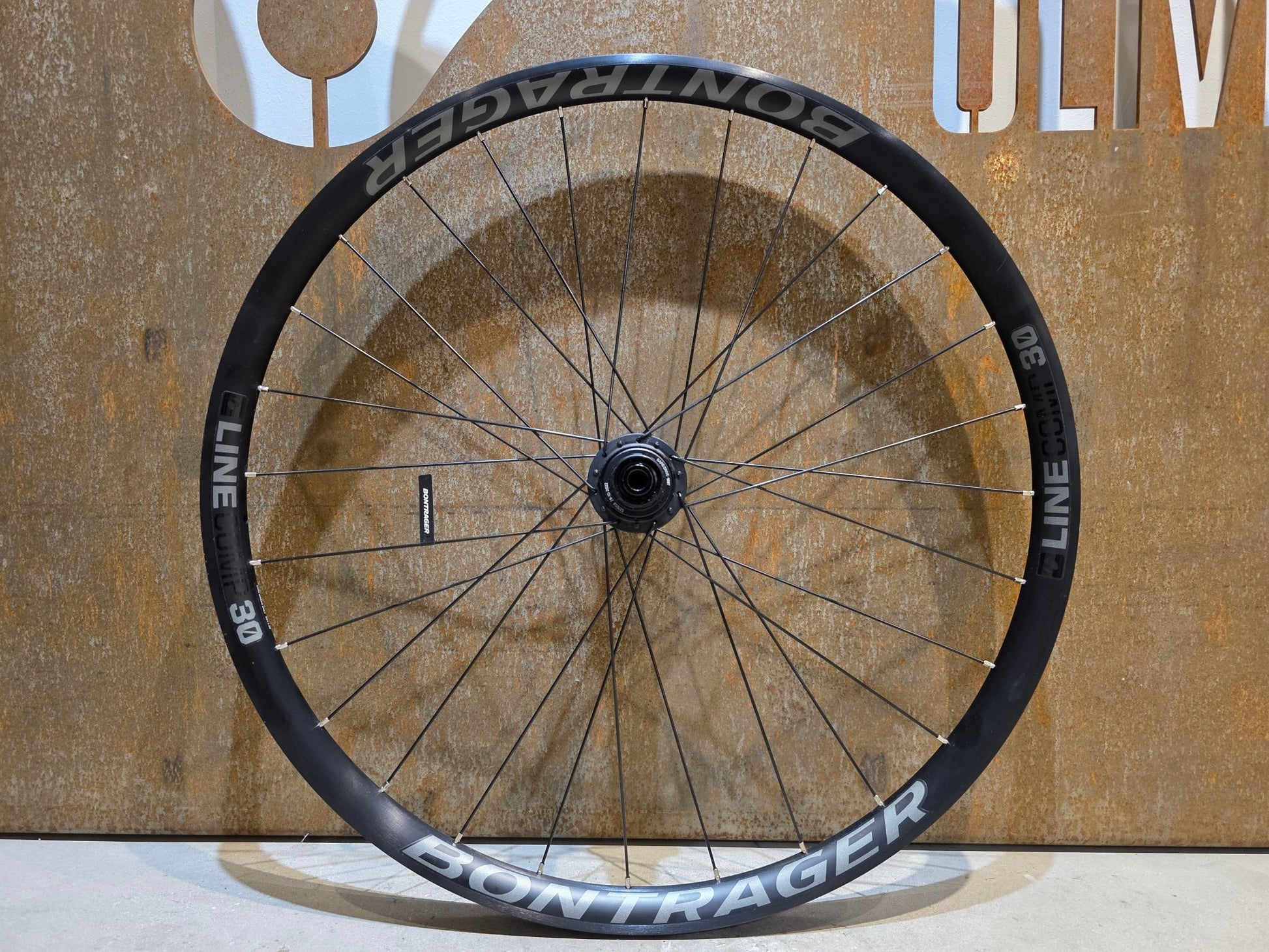 Laufrad/Laufradsatz von Bontrager, BONTRAGER LINE COMP 30 TLR 27.5 MTB HINTERRAD 142MM DISC vor USEDBIKES - OB.DE Hintergrund