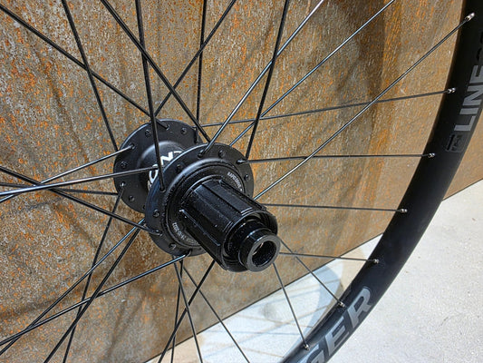 Laufrad/Laufradsatz von Bontrager, BONTRAGER LINE COMP 30 TLR 27.5 MTB HINTERRAD 142MM DISC vor USEDBIKES - OB.DE Hintergrund