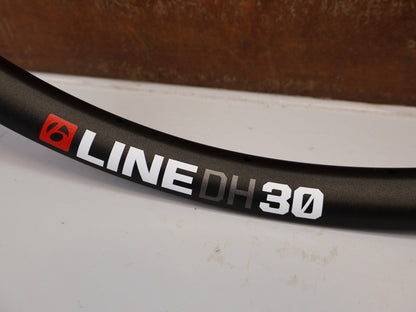 Laufrad/Laufradsatz von Bontrager, BONTRAGER LINE DH 30 TLR 29 ZOLL FELGE 28 LOCH TEAM EDITION vor USEDBIKES-OB.DE Hintergrund