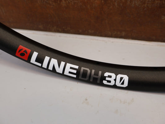 Laufrad/Laufradsatz von Bontrager, BONTRAGER LINE DH 30 TLR 29 ZOLL FELGE 28 LOCH TEAM EDITION vor USEDBIKES-OB.DE Hintergrund