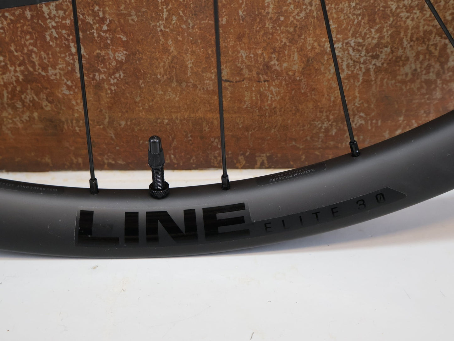 Laufrad/Laufradsatz von Bontrager, BONTRAGER LINE ELITE 30 TLR BOOST 29 MTB - VORDERRAD / OCLV CARBON vor USEDBIKES - OB.DE Hintergrund
