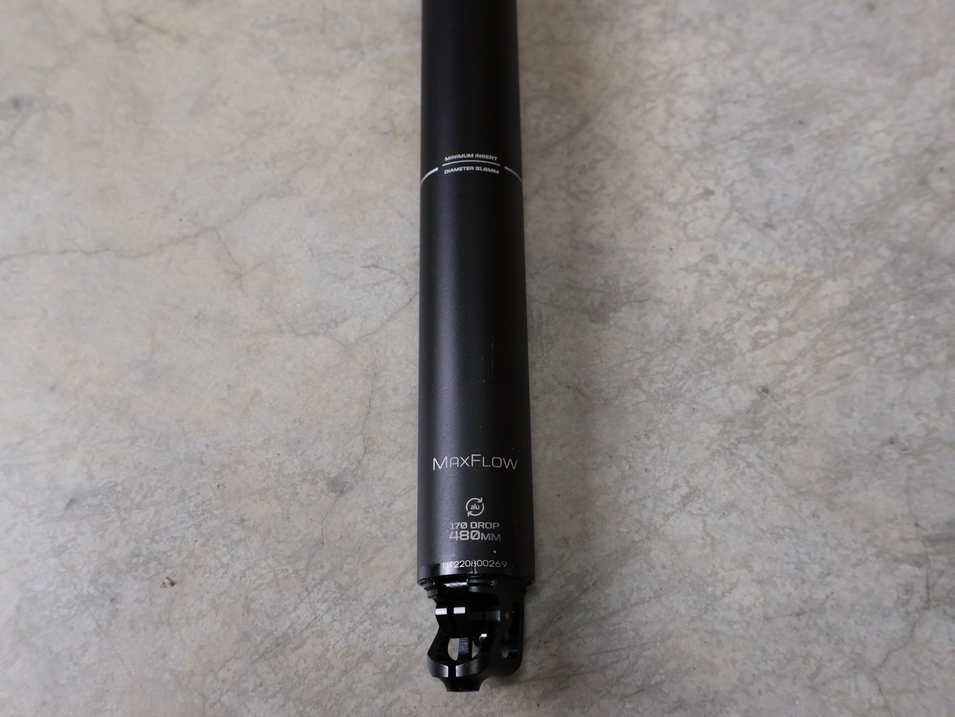 Sattelstütze von Bontrager, BONTRAGER LINE ELITE VARIOSATTELSTÜTZE 31,6 X 480 MM – 170 MM HUB / MAXFLOW / INTERN vor USEDBIKES - OB.DE Hintergrund