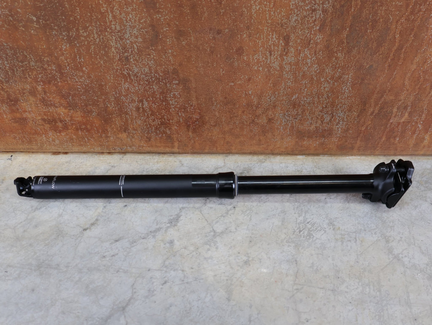 Sattelstütze von Bontrager, BONTRAGER LINE ELITE VARIOSATTELSTÜTZE 31,6 X 480 MM – 170 MM HUB / MAXFLOW / INTERN vor USEDBIKES - OB.DE Hintergrund