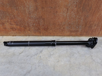 Sattelstütze von Bontrager, BONTRAGER LINE ELITE VARIOSATTELSTÜTZE 31,6 X 480 MM – 170 MM HUB / MAXFLOW / INTERN vor USEDBIKES - OB.DE Hintergrund