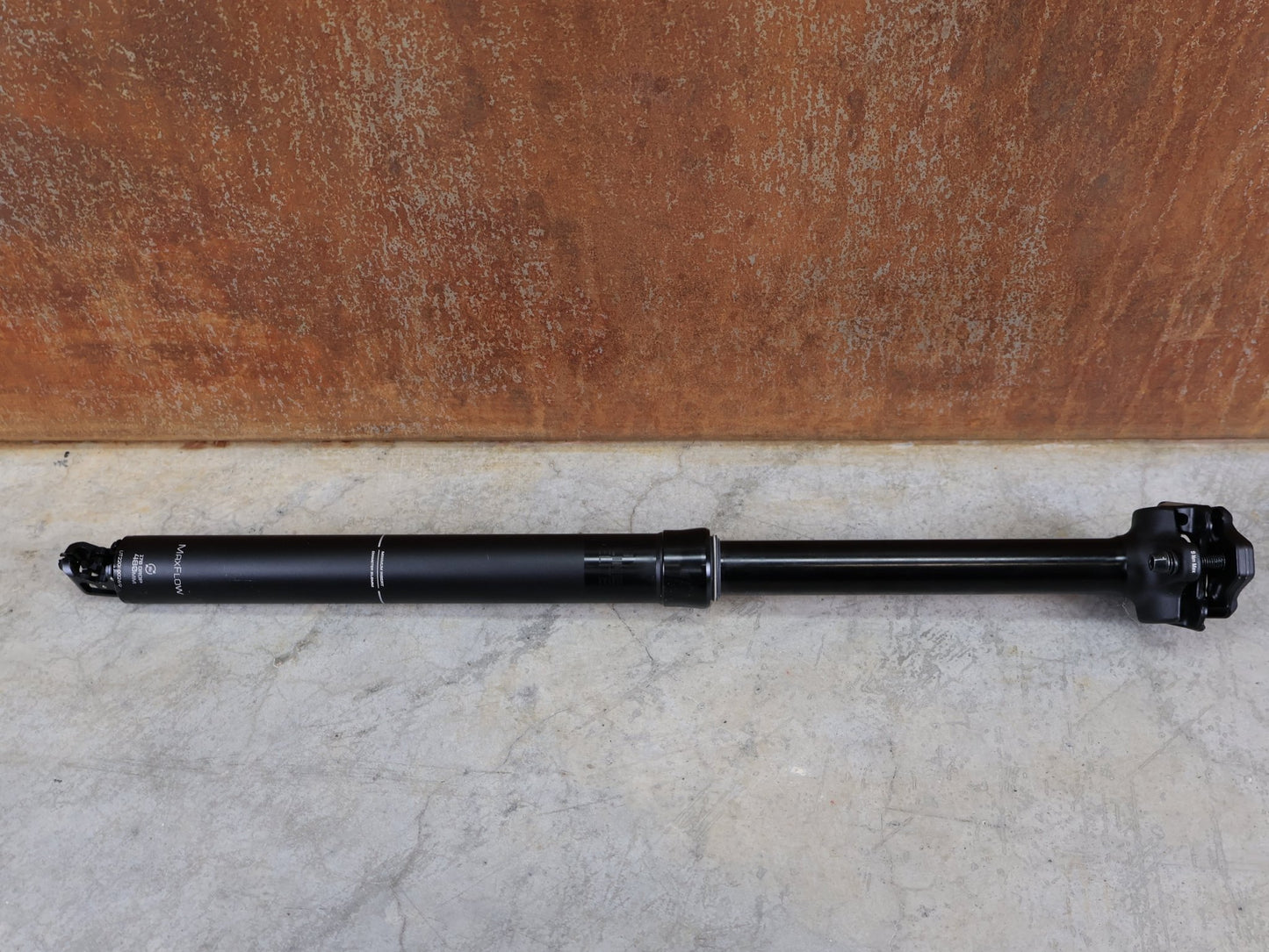 Sattelstütze von Bontrager, BONTRAGER LINE ELITE VARIOSATTELSTÜTZE 31,6 X 480 MM – 170 MM HUB / MAXFLOW / INTERN vor USEDBIKES - OB.DE Hintergrund